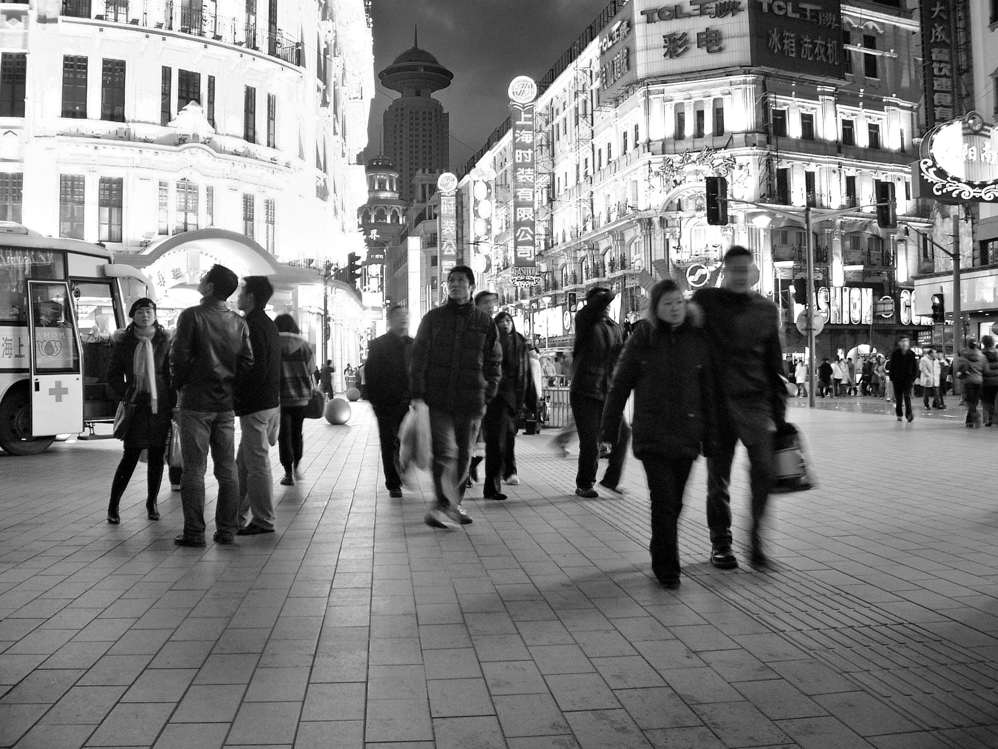 Februar 2005: Nanjing Lu in der Innenstadt von Schanghai
